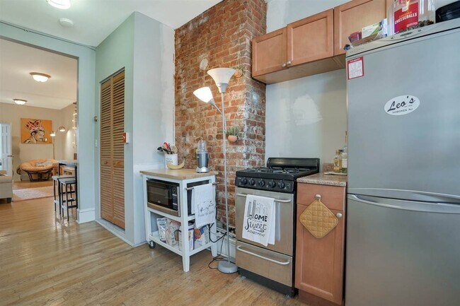 Building Photo - 402 Monroe St