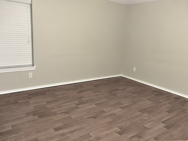 Building Photo - 641 Raven Dr