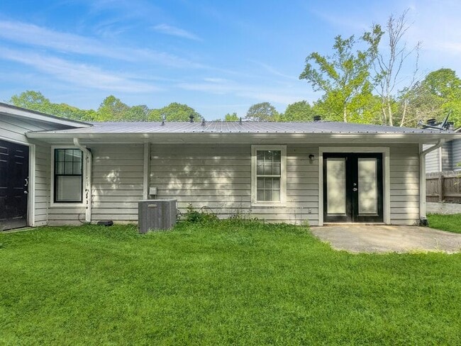 Building Photo - 2135 Valley Oaks Dr SE