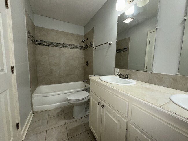 Building Photo - 304 Colonial Cir