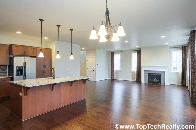 Building Photo - Beautiful 4 BR* 2.5 BTH* Single Family Hom...