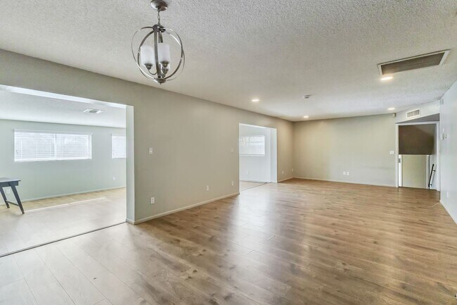 Building Photo - 3511 S Alder Dr