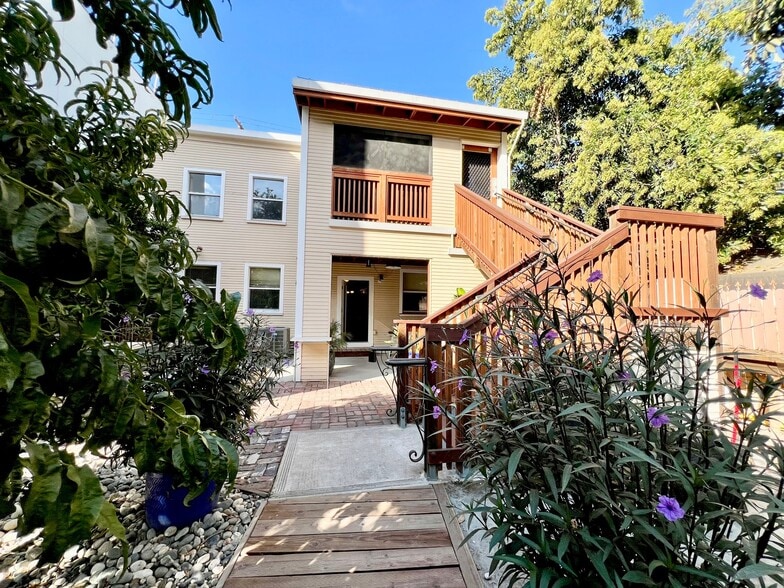 Building Photo - 814 Victorian Alley