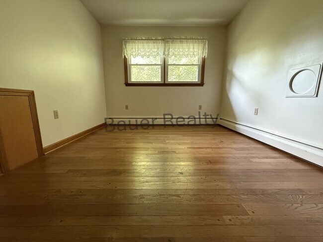 Building Photo - Four Bedroom, New London Schools