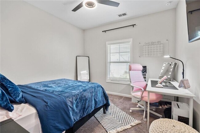 Building Photo - 2047 Drew Dr