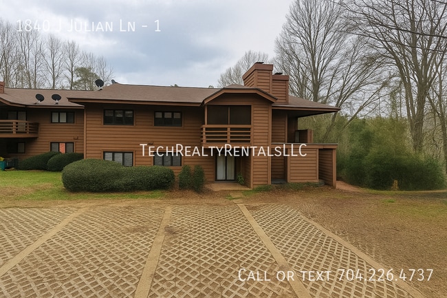 Building Photo - 1840 J Julian Ln