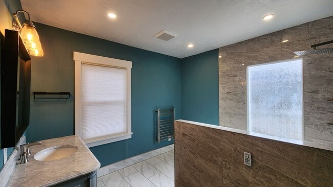 Building Photo - Adorable Duplex Near Washington Park