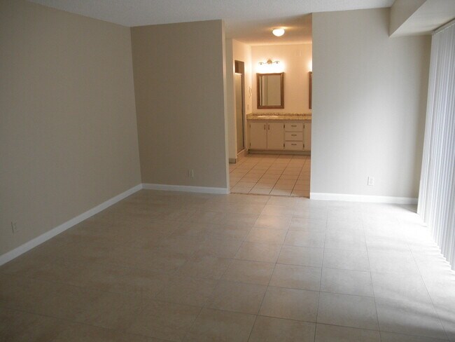 Building Photo - 584 Springdale Cir