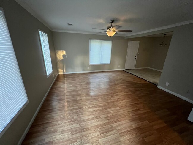 Building Photo - Spacious 3 bedroom 2.5 bath home.