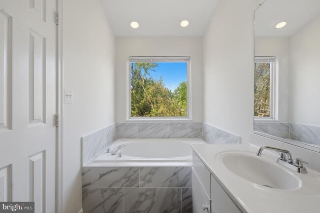 Building Photo - 14666 Seasons Dr