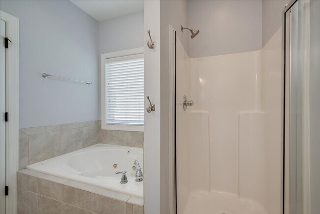 Building Photo - 4122 Chastain Dr