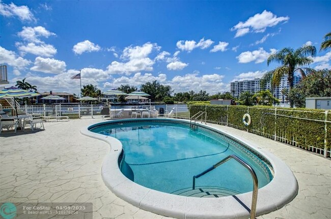 Building Photo - 999 N Riverside Dr