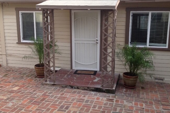 Front view - 933 18th St