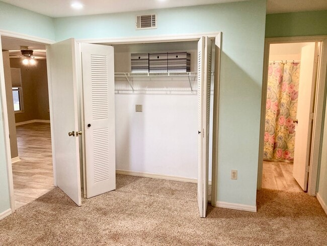 Building Photo - 2 bedroom, 2 bath ground level condo with ...