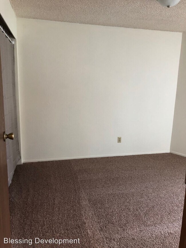 Building Photo - 2 br, 1 bath Apartment - 404 27th St SE