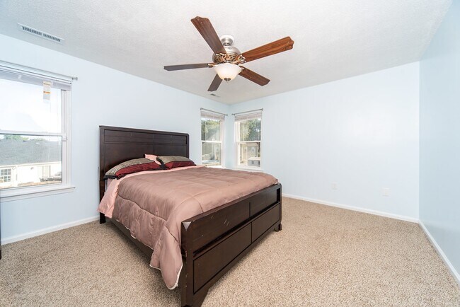 Building Photo - Beautiful 3 bed/ 2.5 bath home in Deep Creek