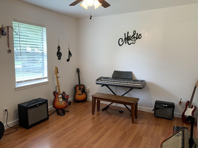 Building Photo - 106 5th St SW