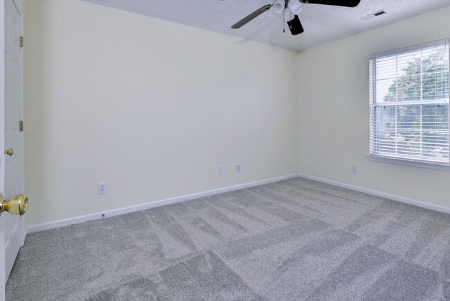 Building Photo - Convenient Coventry Home