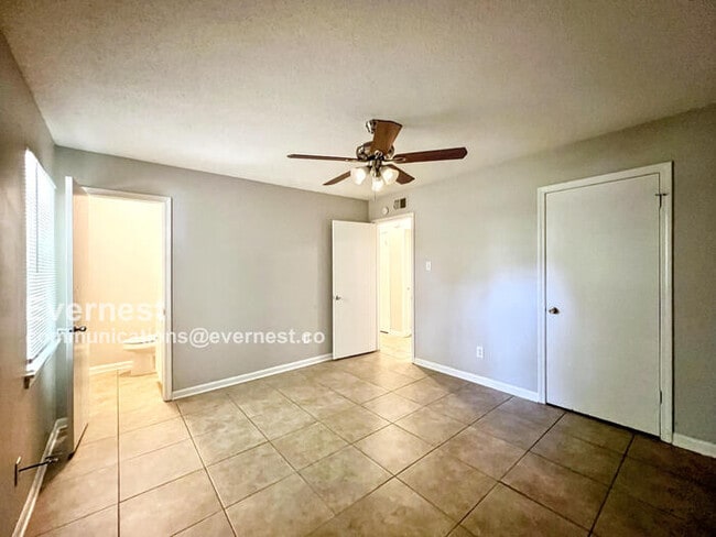 Building Photo - 922 Woodburne Pl