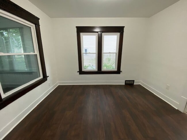 Building Photo - 484 Hammel St