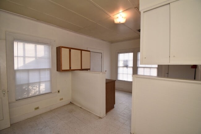 Building Photo - 401 S Bonner St