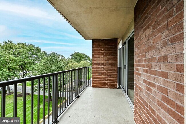 Building Photo - 1300 Army Navy Dr