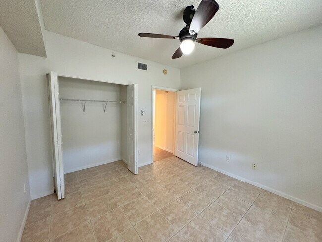 Building Photo - Las Palmas! 2 Bedroom | 2 Bathroom | Garage!