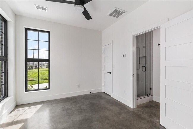 Building Photo - 827 Ramsey St