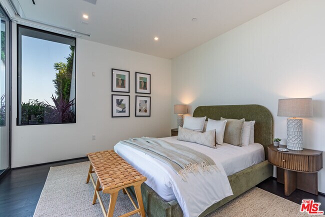 Building Photo - 9364 Beverlycrest Dr