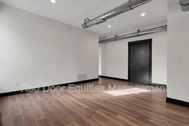 Building Photo - 532 N Columbus St