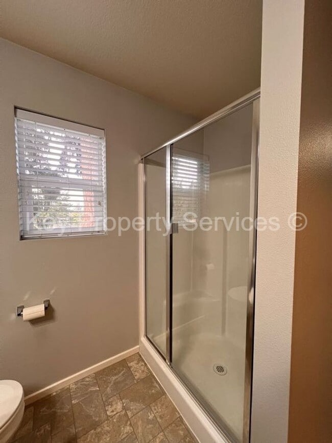 Building Photo - Stunning Hazel Dell Two-Story with High End Appliances