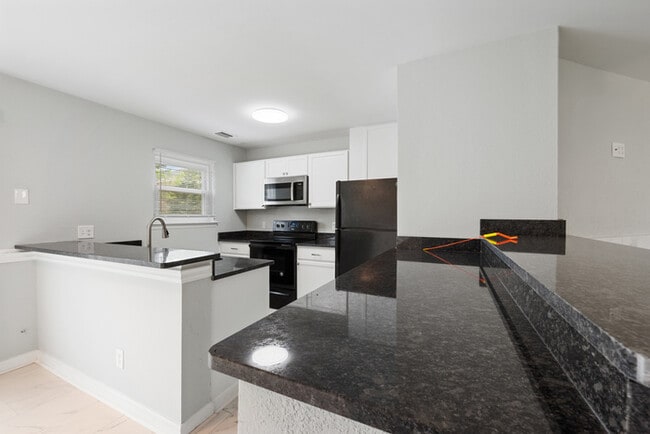 Building Photo - 253 Greenbrier Ave