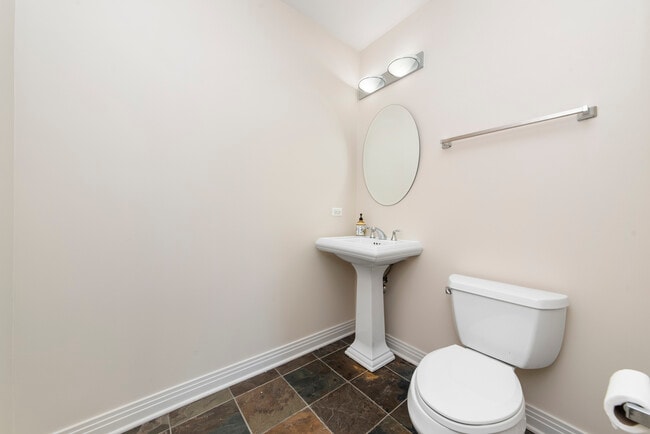 Building Photo - 2632 N Hartland Ct