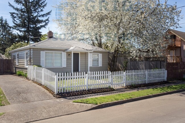 Building Photo - Two Bedroom Bungalow Available in Lents Ne...