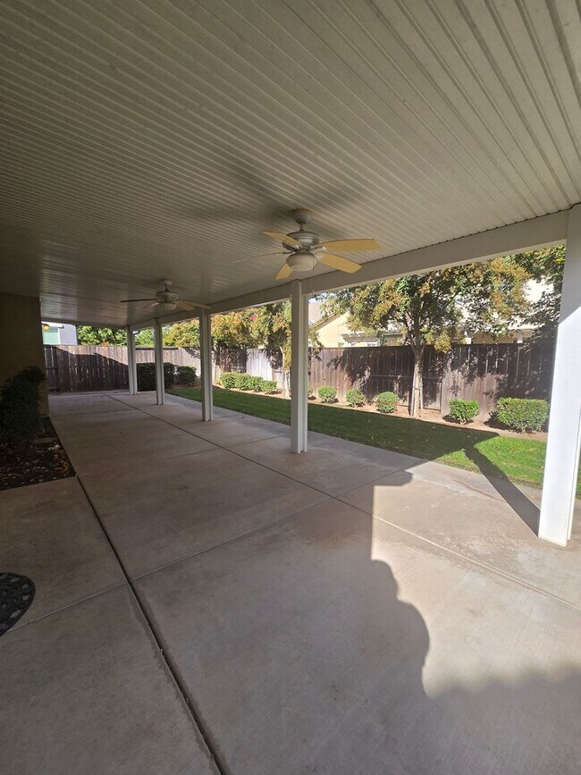 Building Photo - 339 Applegate Dr