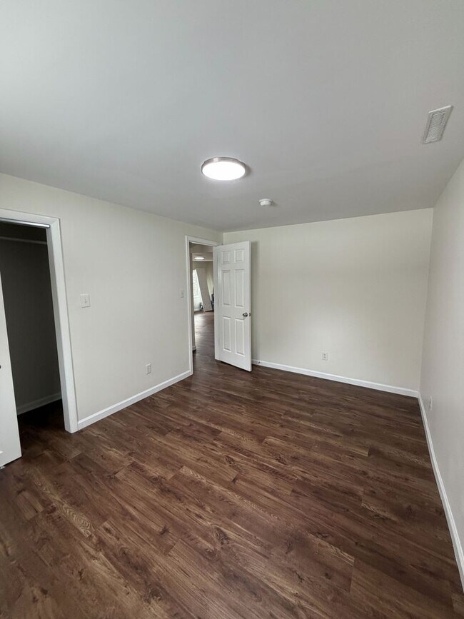 Building Photo - Freshly Renovated Home in Convenient Locat...