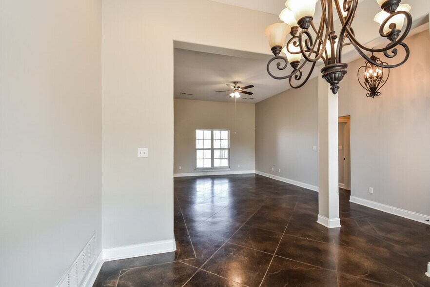 Building Photo - 1302 Heritage Dr S