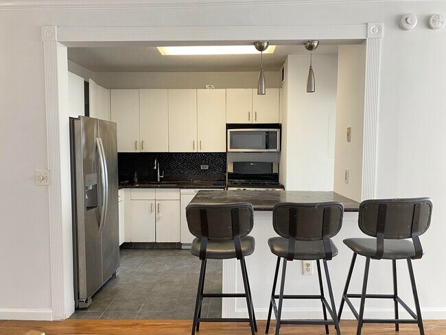 Building Photo - 45 River Dr S