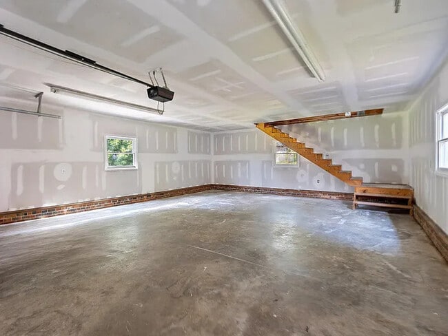 Building Photo - Lease OR Lease to Own