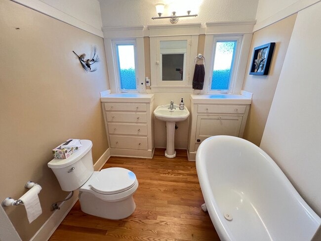 Building Photo - Fabulous 4 Bed 2 Bath One Story Craftsman ...