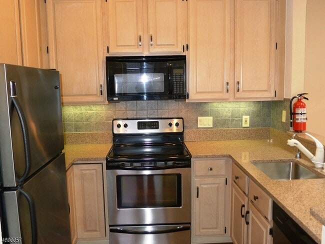 Building Photo - 9 Wood Duck Pond Rd