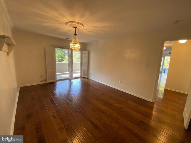 Building Photo - Inviting Townhome Living in Desirable Reston Community