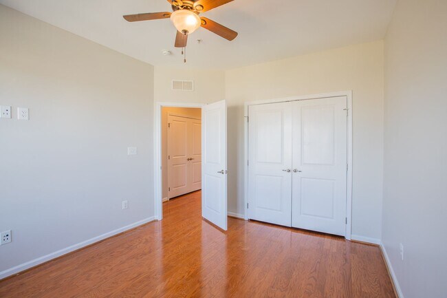 Building Photo - Stunning 3 BR/2.5 BA Townhome in Greenbelt!
