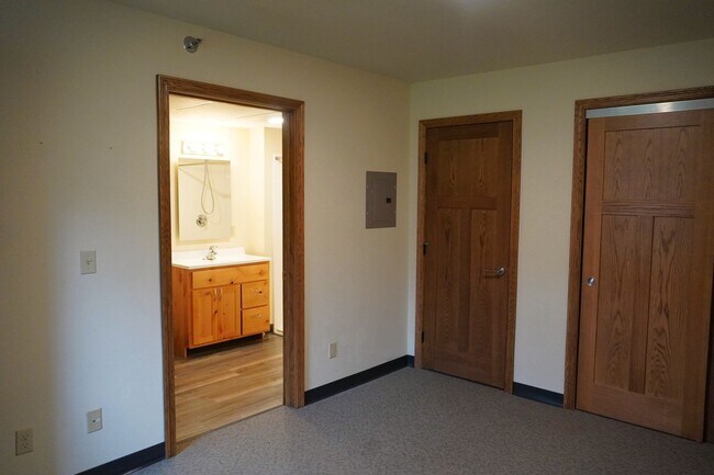 Building Photo - 1 Bedroom 1 Bath Apartment Available- All Utilities Included