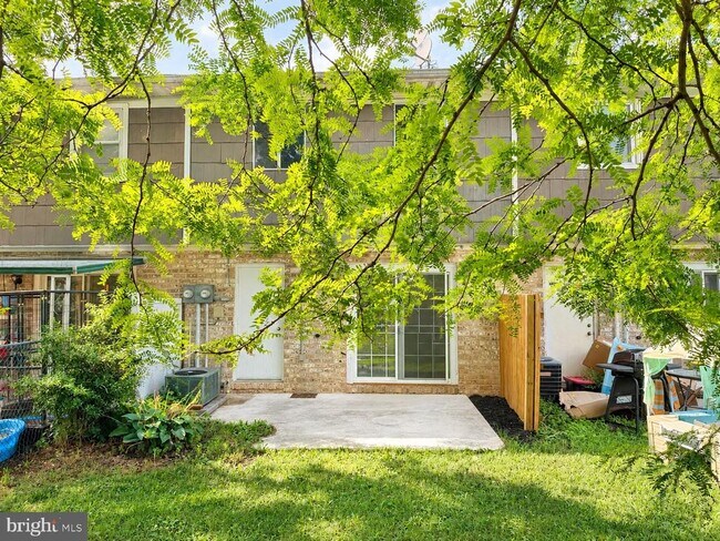 Building Photo - 302 Hills Dr