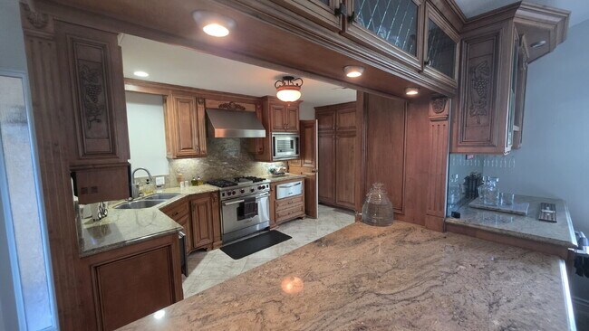 Building Photo - Beautiful home on the Shadowridge Golf Course