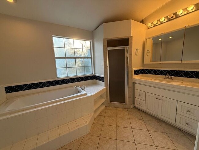 Building Photo - Gulf Breeze - 3 bedroom, 2 bathroom