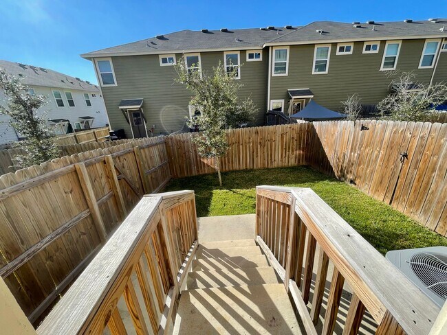 Building Photo - Town home for rent