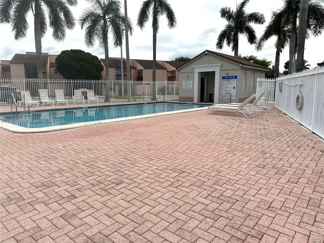 Building Photo - 9203 Fontainebleau Blvd
