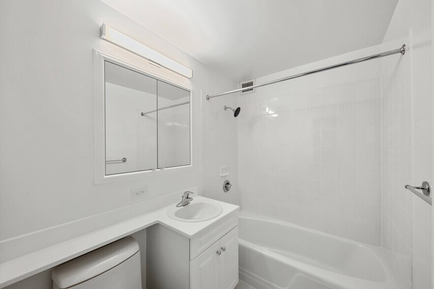 Building Photo - 221 E 72nd St